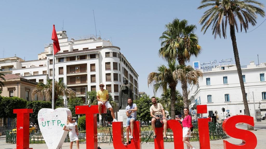 Tourists-poses-for-picture-in-downtown-Tunis